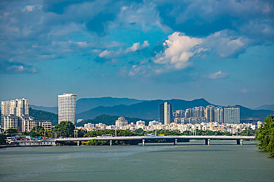 站在山顶上俯瞰山下｜山岳景区焕新颜，游客纷至沓来：生态保护与旅游发展共赢新篇章-4